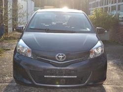 Grau Gebraucht 2012 Toyota Yaris Limousine | 5.970 € (Fairer Preis)