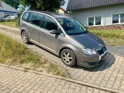 Grau Gebraucht 2010 VW Touran Highline Van / Kleinbus | 3.666 € (Superpreis)