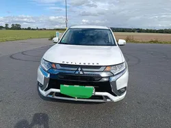Weiß Gebraucht 2018 Mitsubishi Outlander P-HEV Basis SUV | 19.500 € (Fairer Preis)
