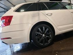 Weiß Gebraucht 2020 Skoda Octavia Kombi | 15.400 €