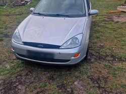 Silber Gebraucht 2001 Ford Focus Limousine | 300 €