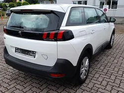 Weiß weiß weiß Gebraucht 2021 Peugeot 5008 Active Van / Kleinbus | 20.462 € (Fairer Preis)