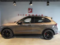 Andere außenfarben Gebraucht 2013 Porsche Cayenne Turbo SUV | 44.651 €