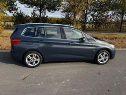 Grau Gebraucht 2015 BMW 220 Gran Tourer Luxury Line Van / Kleinbus | 13.299 € (Fairer Preis)
