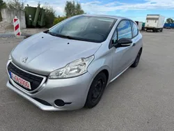 Grau Gebraucht 2013 Peugeot 208 Access Kleinwagen | 2.000 € (Fairer Preis)