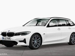 Weiß Gebraucht 2021 BMW 330e Sport Line Kombi | 30.990 € (Fairer Preis)