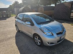 Grau Gebraucht 2011 Toyota Yaris Limousine | 7.000 € (Teuer)