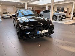 Black sapphire metallic Gebraucht 2024 BMW 330 Sport Line Kombi | 40.990 € (Fairer Preis)