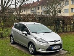 Grau Gebraucht 2012 Ford Fiesta Limousine | 6.900 € (Etwas zu teuer)