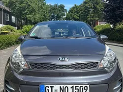 Grau Gebraucht 2016 Kia Rio Spirit Limousine | 7.400 € (Fairer Preis)