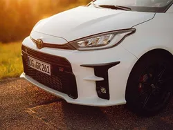 Weiß Gebraucht 2024 Toyota Yaris Limousine | 38.900 € (Fairer Preis)