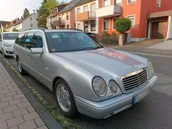 Silber Gebraucht 1998 Mercedes E300 Avantgarde Kombi | 5.500 €
