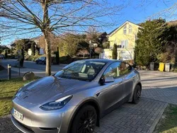 Grau Gebraucht 2024 Tesla Model Y SUV | 43.500 € (Etwas zu teuer)