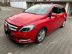 Rot Gebraucht 2013 Mercedes B200 Van / Kleinbus | 12.000 € (Fairer Preis)