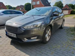 Grau Gebraucht 2015 Ford Focus Business Edition Limousine | 9.450 € (Fairer Preis)