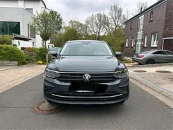 Grau Gebraucht 2024 VW Tiguan Life SUV | 29.000 € (Guter Preis)