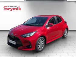 Karminarot Gebraucht 2024 Toyota Yaris Hybrid Limousine | 20.980 € (Guter Preis)