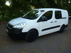Weiß Gebraucht 2018 Peugeot Partner Premium Van / Kleinbus | 10.900 € (Fairer Preis)