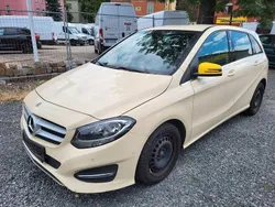 Beige Gebraucht 2018 Mercedes B200 Van / Kleinbus | 5.399 €