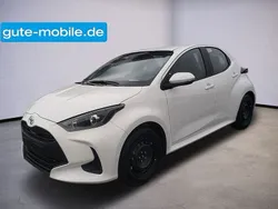 Weiß Gebraucht 2022 Toyota Yaris Comfort Limousine | 15.990 € (Fairer Preis)