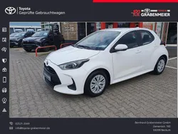 Weiß Gebraucht 2023 Toyota Yaris Hybrid Comfort Limousine | 19.990 € (Guter Preis)