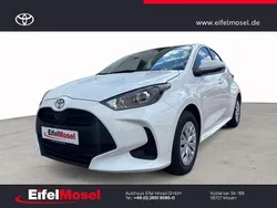 Weiß Neu 2025 Toyota Yaris Hybrid Comfort Limousine | 23.960 € (Guter Preis)