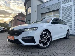 Moonweiss metallic Gebraucht 2023 Skoda Octavia RS Kombi | 33.590 € (Fairer Preis)