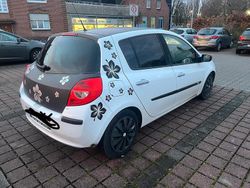 Weiß Gebraucht 2006 Renault Clio II Limousine | 2.500 €