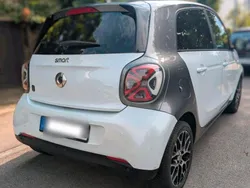 Weiß Gebraucht 2021 Smart ForFour Electric Drive Kleinwagen | 10.500 €