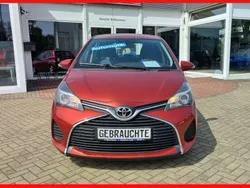 Rot Gebraucht 2015 Toyota Yaris Comfort Kleinwagen | 11.890 € (Teuer)