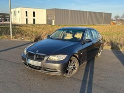 Grau Gebraucht 2005 BMW 325 Limousine | 3.500 €