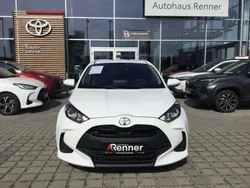 Schneeweiß Gebraucht 2022 Toyota Yaris Basis Limousine | 14.890 € (Fairer Preis)