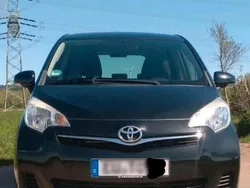 Schwarz Gebraucht 2013 Toyota Verso-S Van / Kleinbus | 6.500 € (Fairer Preis)