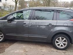 Grau Gebraucht 2016 Peugeot 5008 Van / Kleinbus | 9.000 € (Teuer)