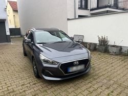 Grau Gebraucht 2018 Hyundai i30 Select Kombi | 10.500 € (Etwas zu teuer)