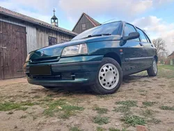 Grün Gebraucht 1995 Renault Clio Kleinwagen | 3.500 €