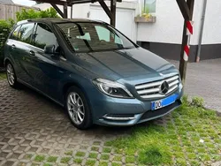 Blau Gebraucht 2012 Mercedes B200 Van / Kleinbus | 11.999 € (Fairer Preis)