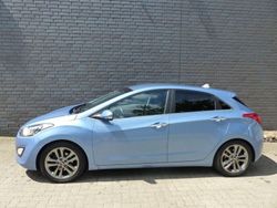 Blau Gebraucht 2016 Hyundai i30 Premium Limousine | 14.598 € (Etwas zu teuer)
