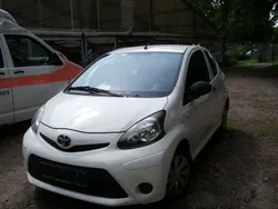 Weiß Gebraucht 2013 Toyota Aygo Basis Kleinwagen | 2.200 € (Fairer Preis)