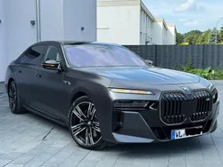 Grau Gebraucht 2024 BMW M760e Executive Limousine | 126.790 € (Teuer)