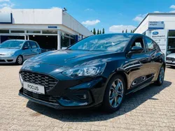 Obsidianschwarz metallic Gebraucht 2021 Ford Focus ST-Line Limousine | 19.900 € (Fairer Preis)