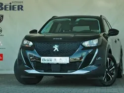 Schwarz (onyxschwarz metallic) Gebraucht 2021 Peugeot e-2008 Allure SUV | 16.980 € (Guter Preis)
