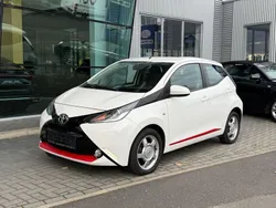 Weiß Gebraucht 2014 Toyota Aygo X-play Kleinwagen | 5.999 € (Fairer Preis)
