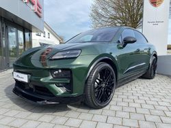 Oakgrünmetallic neo Gebraucht 2024 Porsche Macan Turbo SUV | 155.211 €
