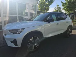 Crystal white / metallic Gebraucht 2023 Volvo XC40 Plus SUV | 36.998 € (Fairer Preis)