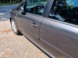 Grau Gebraucht 2010 Opel Zafira Van / Kleinbus | 3.500 € (Fairer Preis)