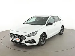 Weiß Gebraucht 2021 Hyundai i30 Intro Edition Limousine | 15.690 € (Guter Preis)