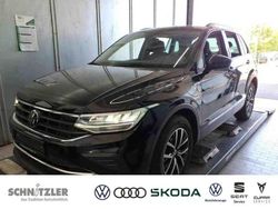 Deep black perleffekt (metallic) Gebraucht 2022 VW Tiguan Life SUV | 25.450 € (Fairer Preis)