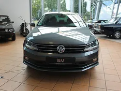 Grau Gebraucht 2016 VW Jetta Basis Limousine | 15.490 €