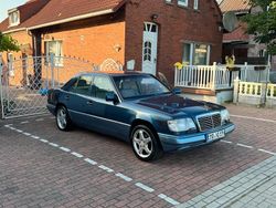 Blau Gebraucht 1994 Mercedes E250 Limousine | 10.999 €